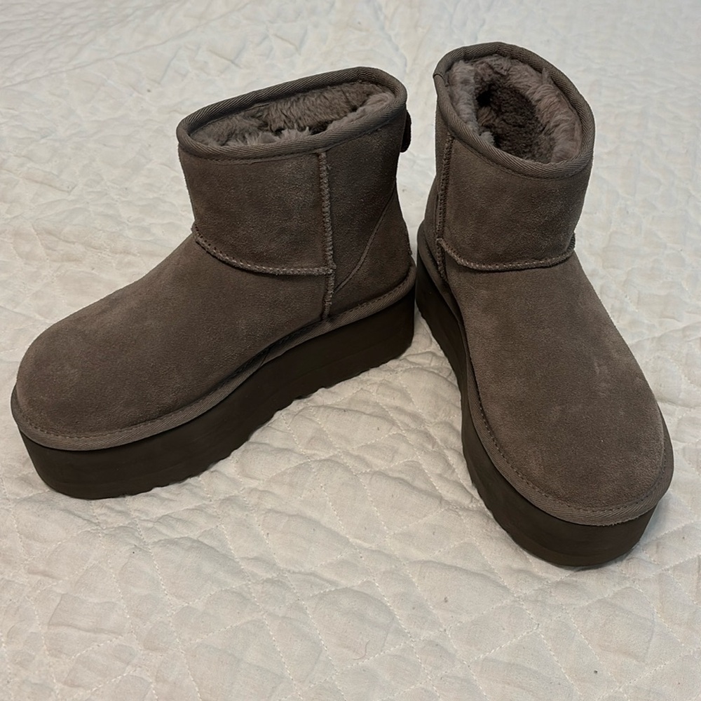 UGG classic mini platform boot